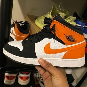 Jordan 1 mid shattered